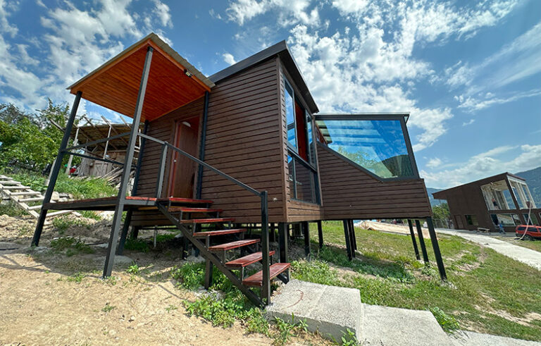 Hot tub cabin with a glass bedroom from outside, mountain view — Nika Hotel & Club