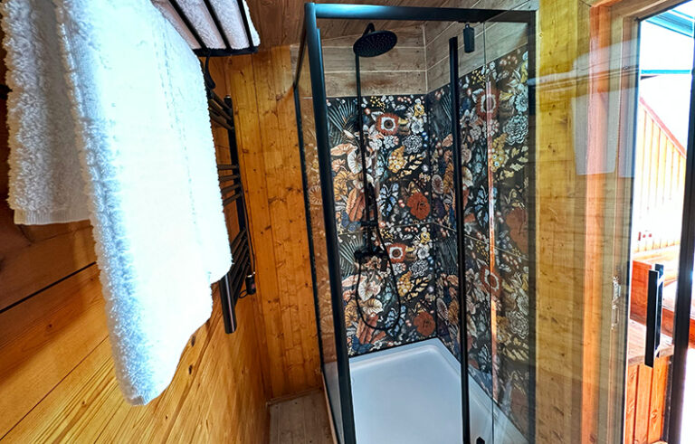 Shower in the hot tub cabin — Nika Hotel & Club