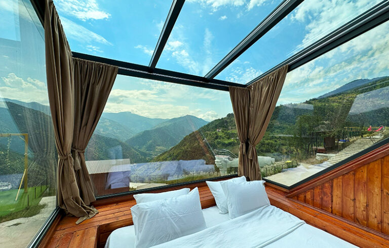 View of the Adjara mountains from the glass bedroom of the hot tub cabin — Nika Hotel & Club