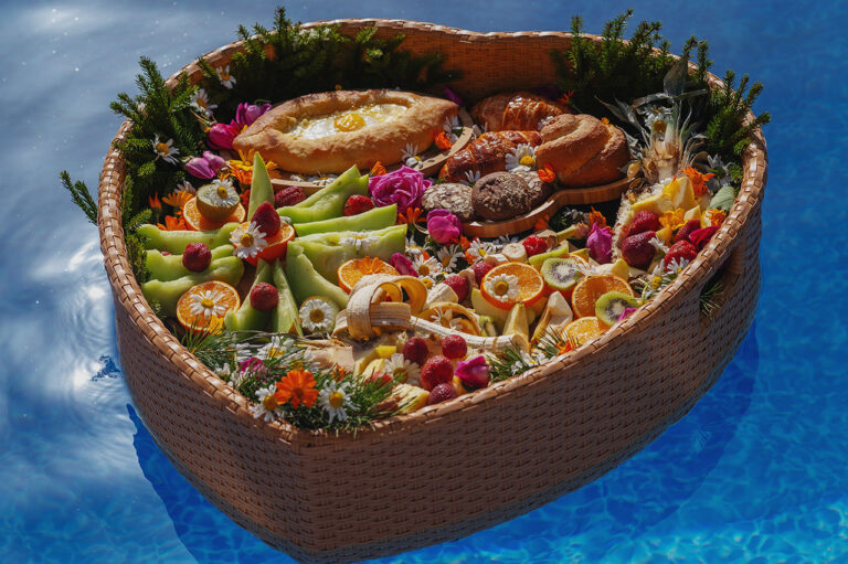 Floating breakfast in the pool: fruit, khachapuri and sweets — Nika Hotel & Club