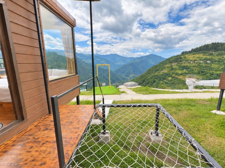 Glass cabin veranda with a net hammock, mountain view and swing — Nika Hotel & Club