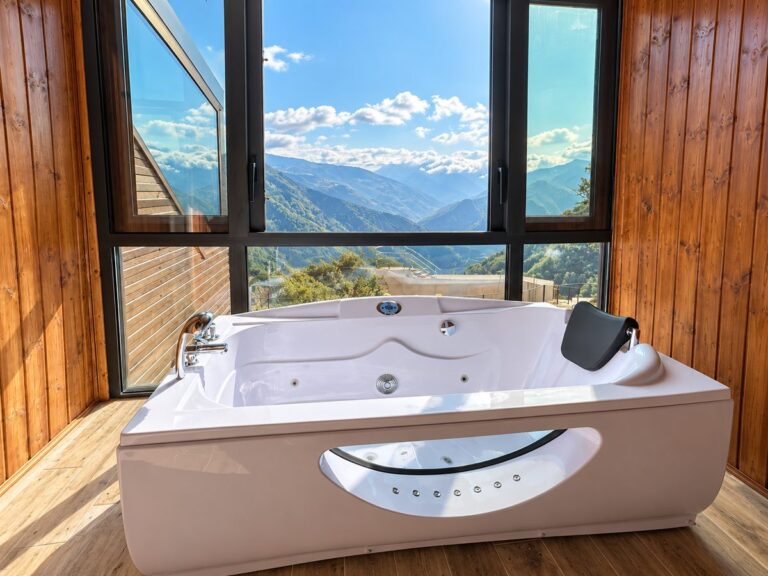 Hot tub by the panoramic window with a view of the Adjara mountains in cabin A1 — Nika Hotel & Club